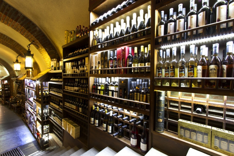 vitrine-ST MANDRIER SUR MER-min_world_street_travel_shop_canon_georgia_wine_bottles-429767